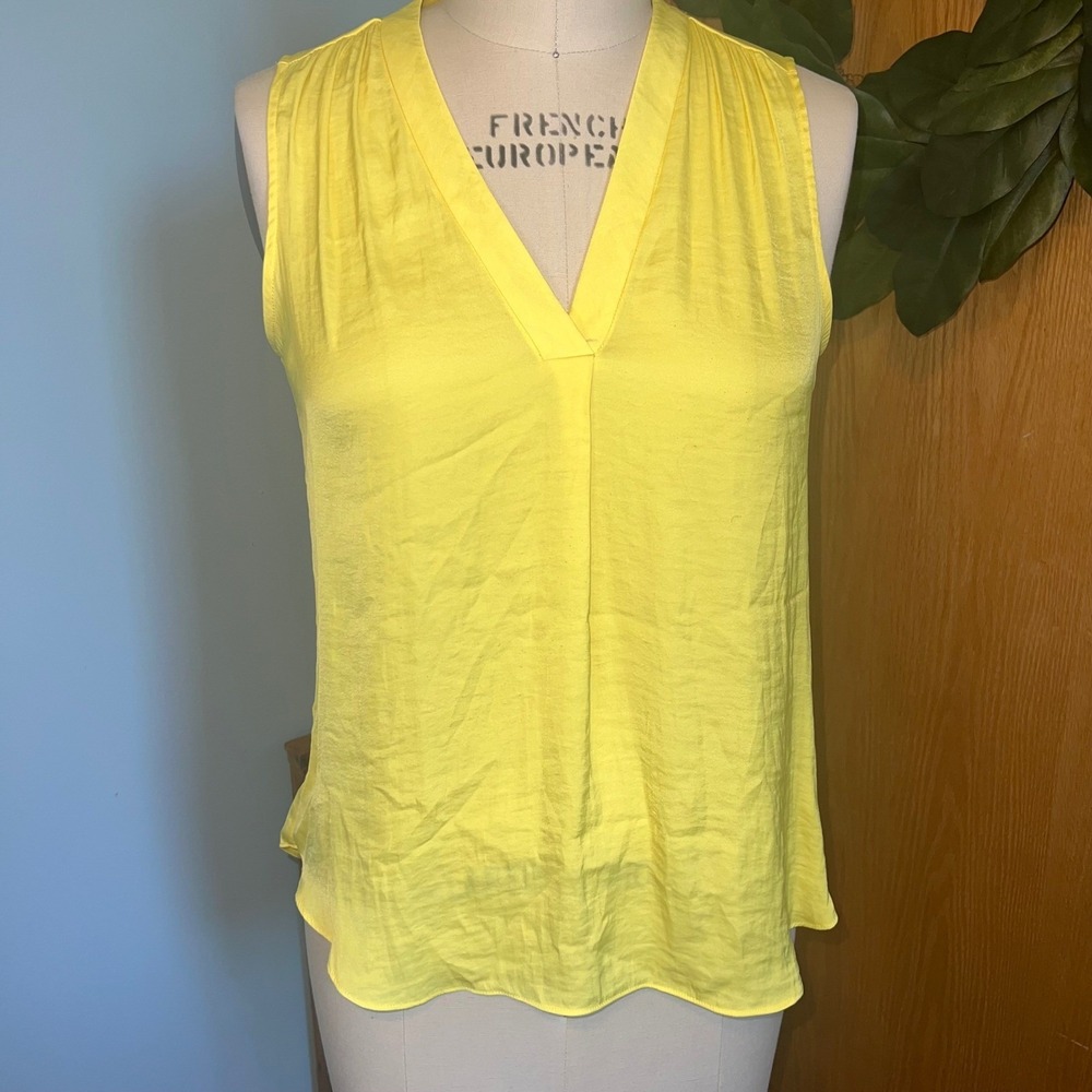 Vince Camuto Yellow Sleeveless VNeck‎ Blouse Top Career Casual Small lightweight